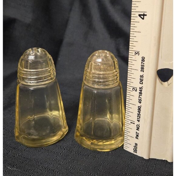 Heisey Yellow Glass Salt & Pepper Shakers Plastic Lids 3" - Picture 4 of 4